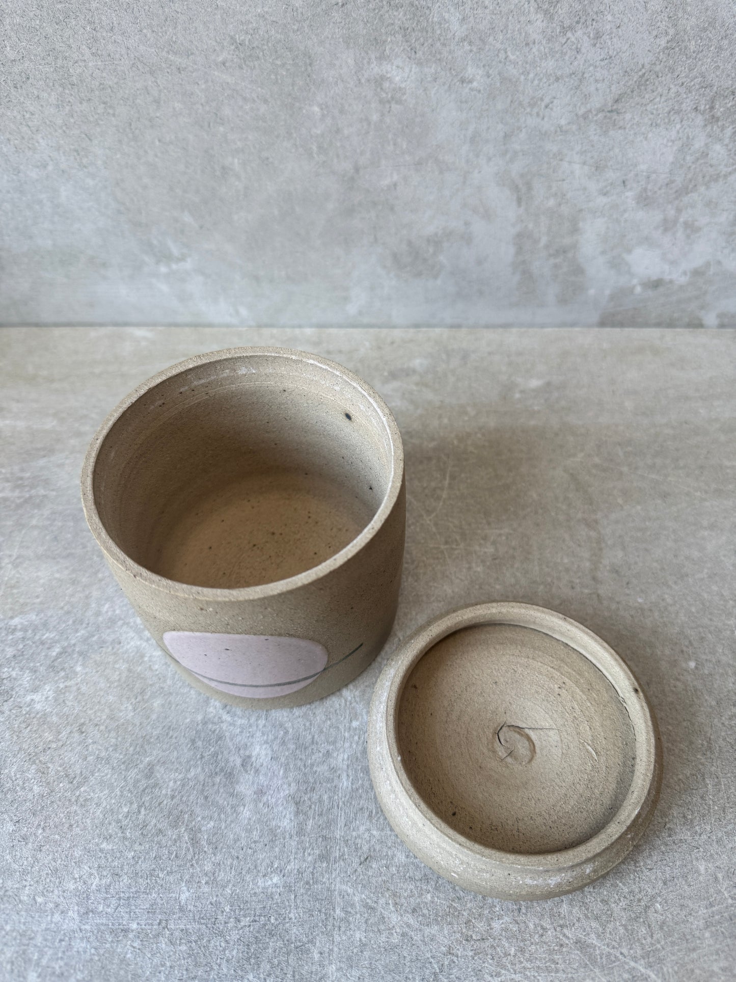 lidded pot