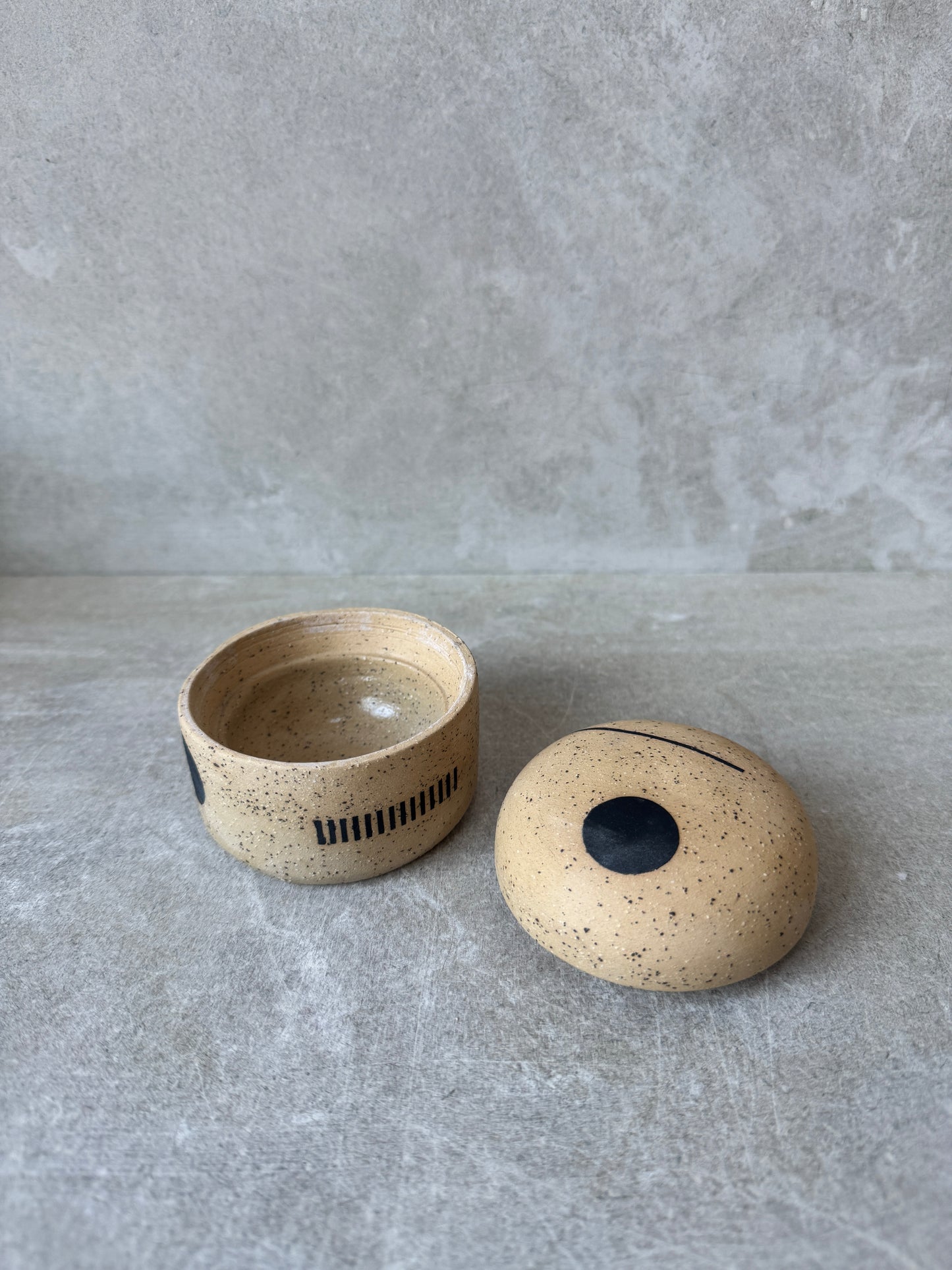lidded pot