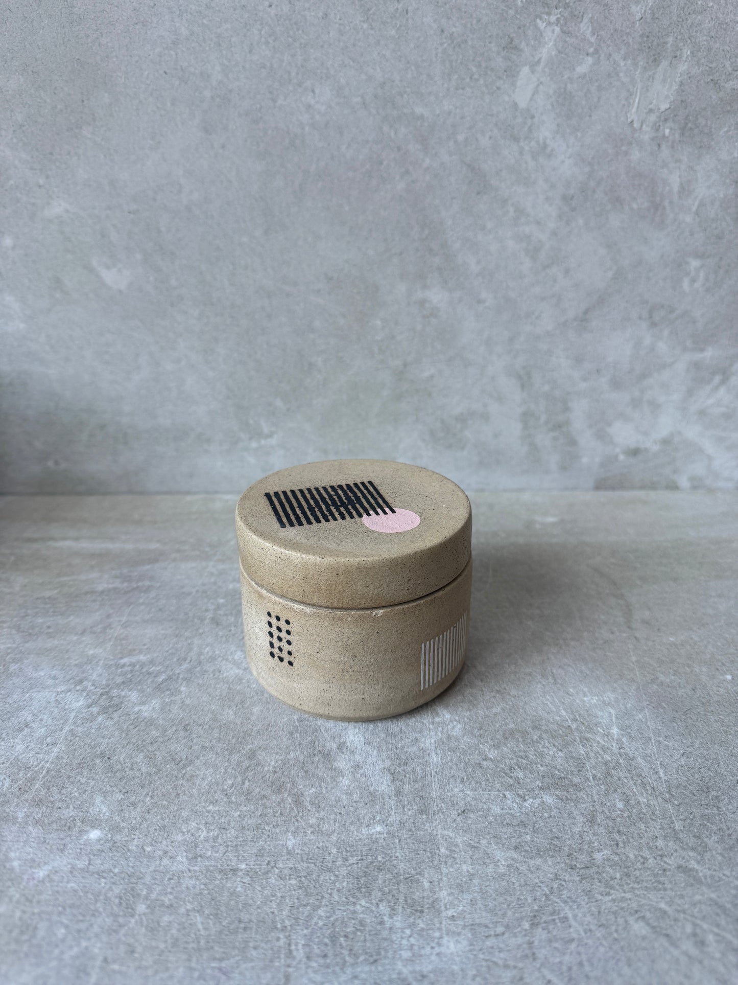 lidded pot