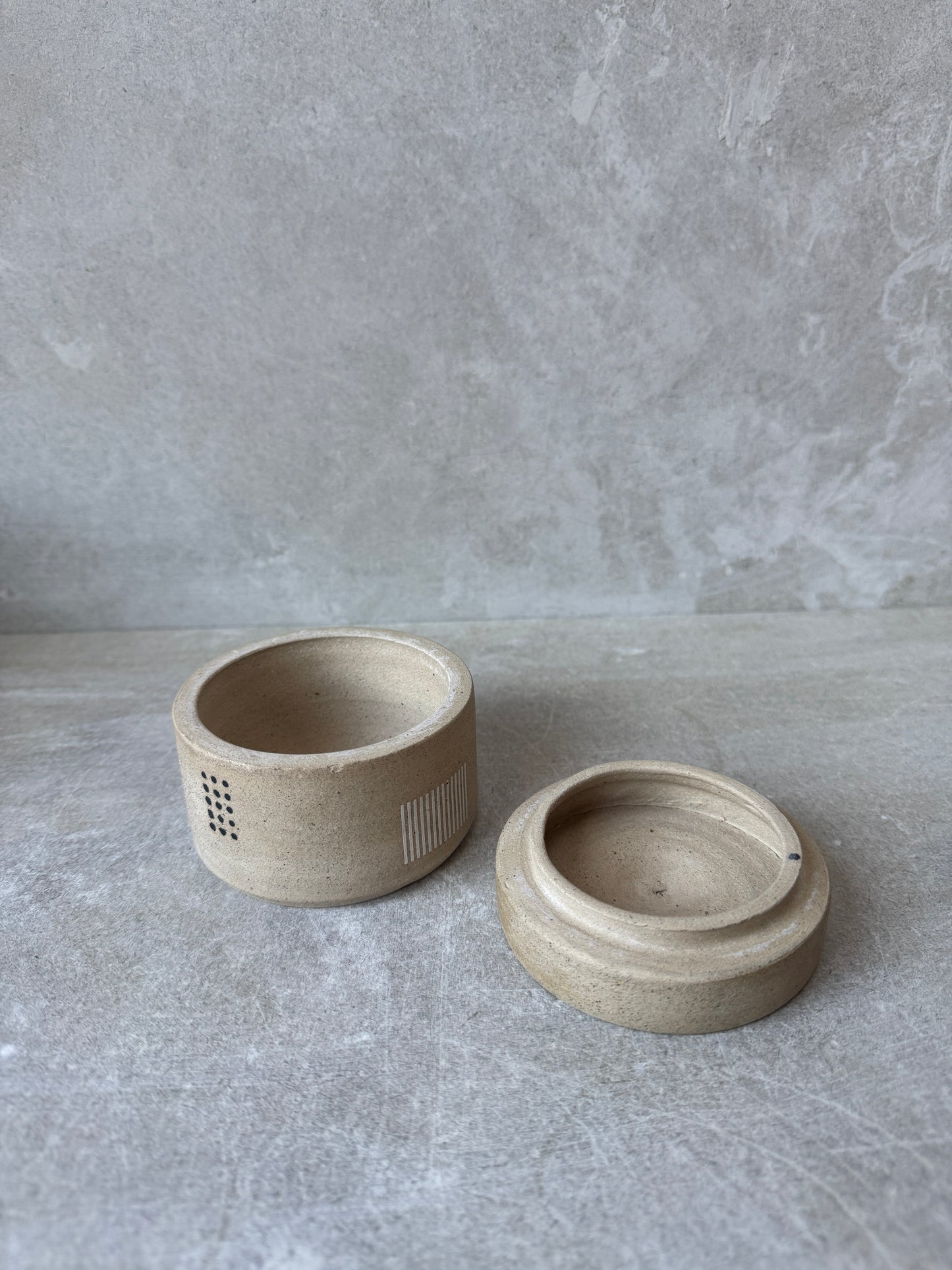 lidded pot