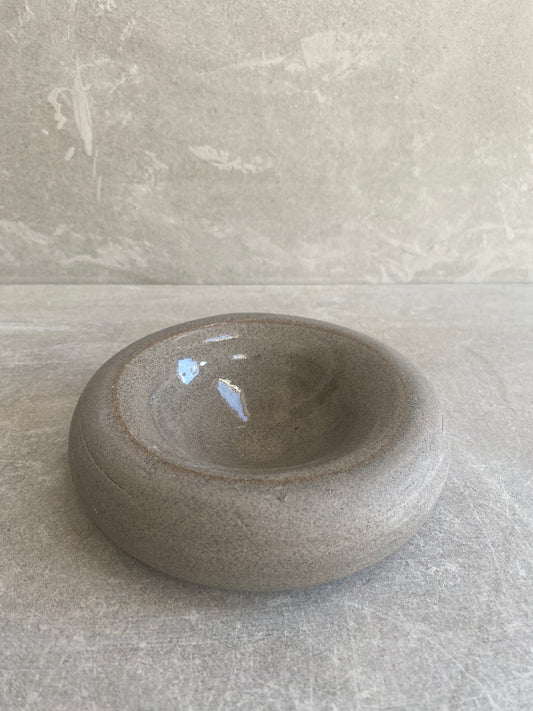 Hollow rimmed dish