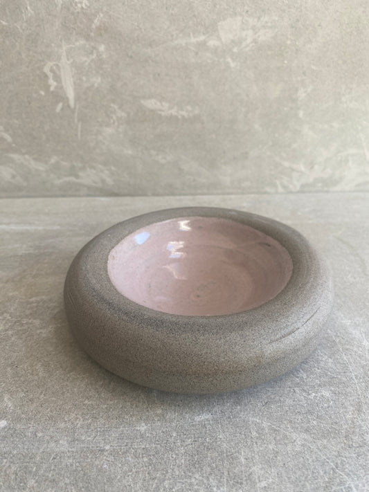 Hollow rimmed dish